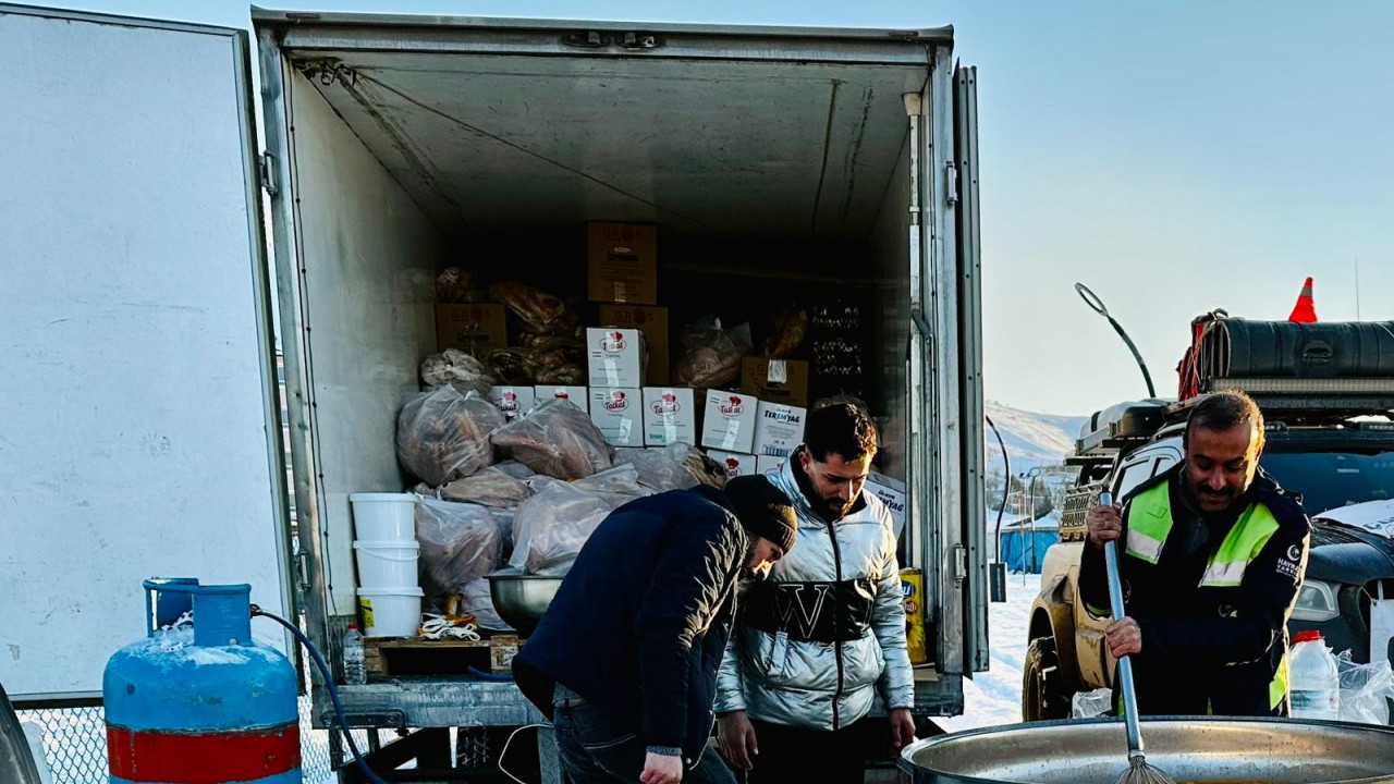 İç Anadolu'dan deprem bölgelerine yardımlar sürüyor