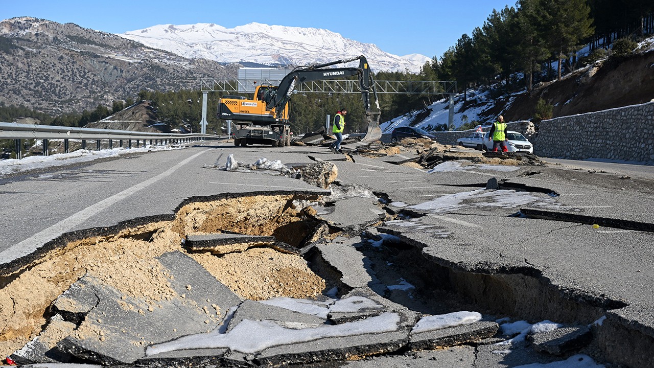 Depremin şiddetiyle çöken yollar onarılıyor