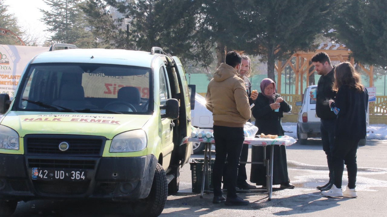 Akşehir'den araçlarıyla geçen depremzedelere yolda çorba ikram ediliyor