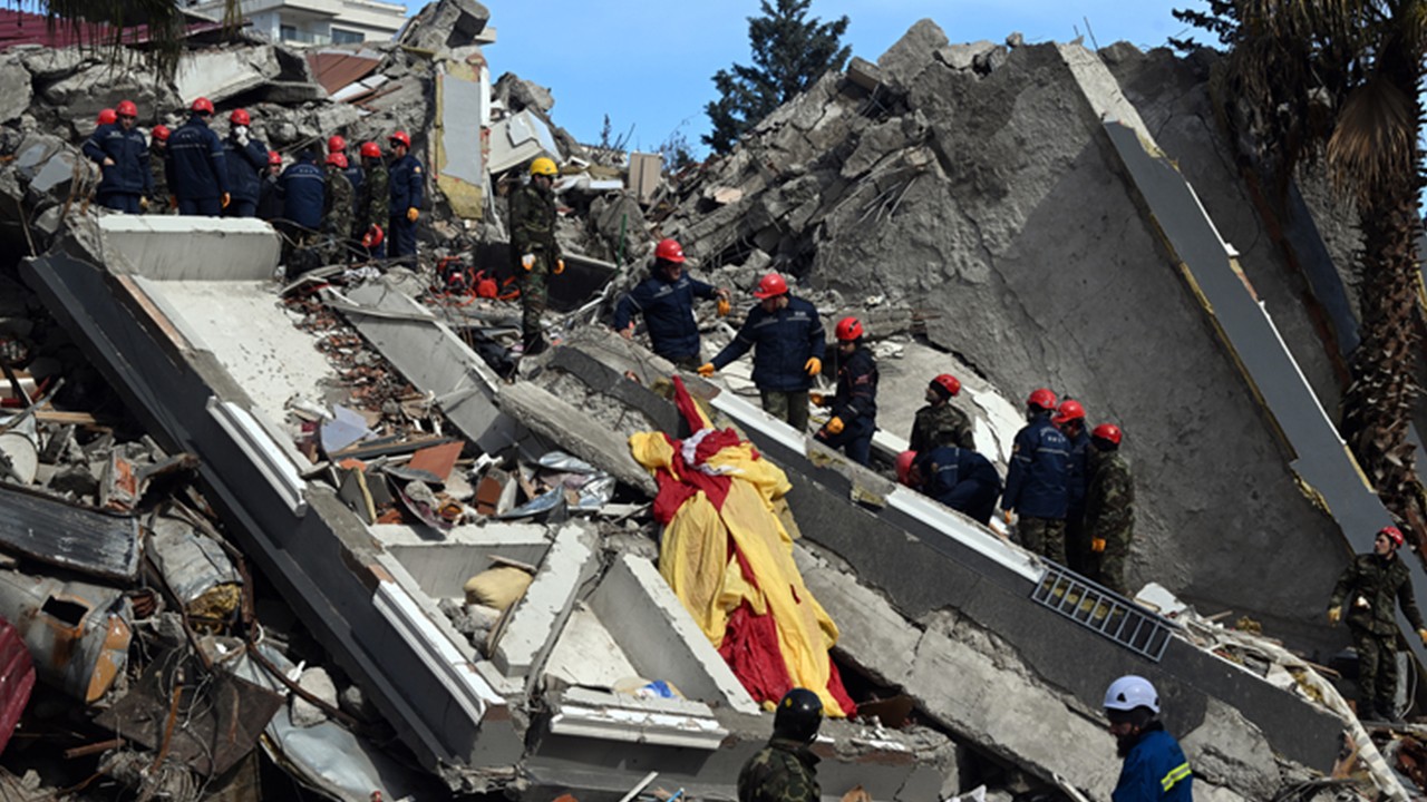 Depremin 204. saatinde bir kadın enkazdan kurtarıldı