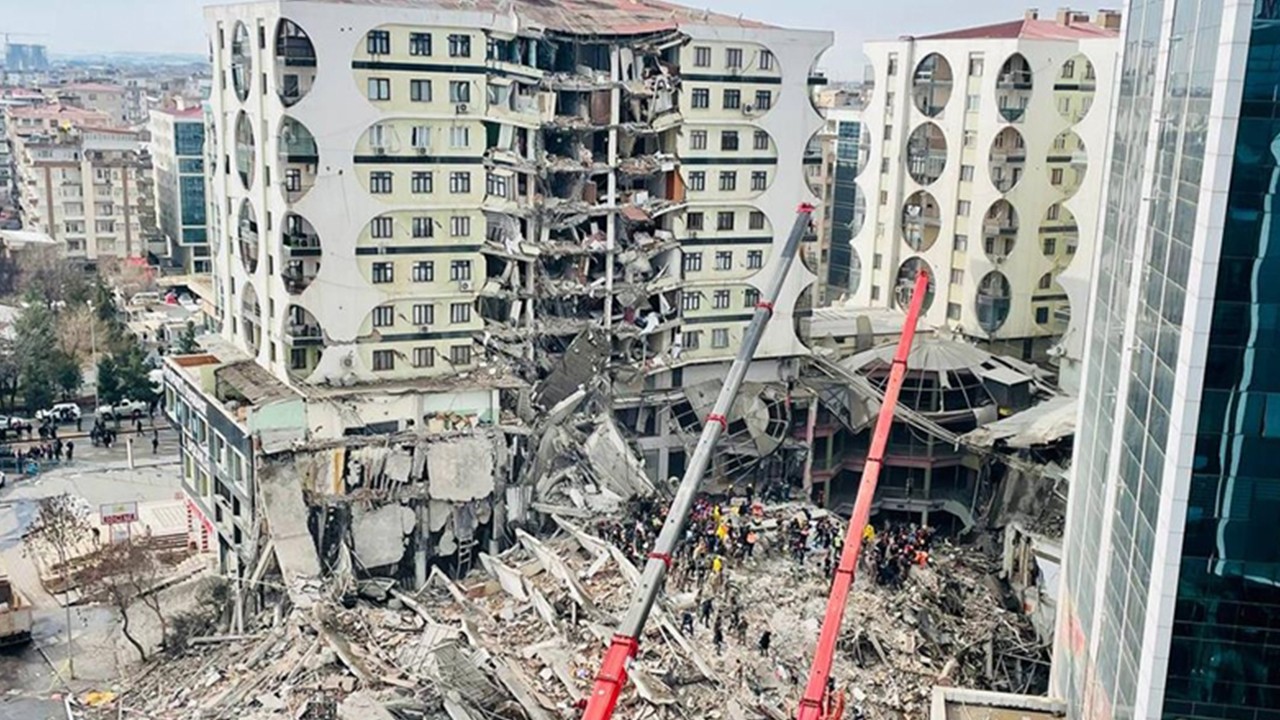 Depremde yıkılan binalardaki kusurlara ilişkin gözaltı sayısı 53'e yükseldi