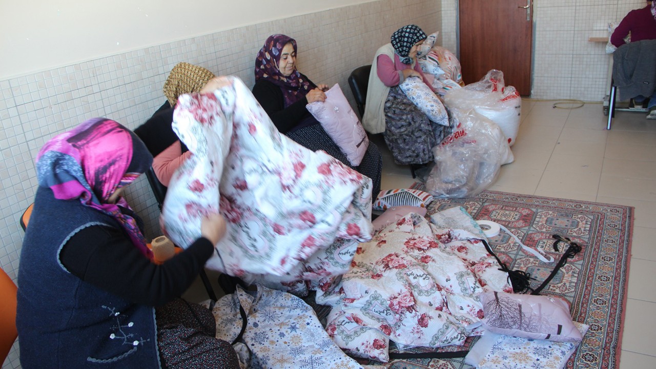 Halkapınarlı kadınlar depremzedeler için üretiyor