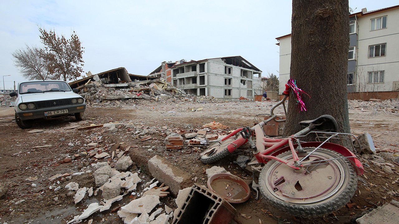 Elbistan’da depremin izleri silinmeye çalışılıyor