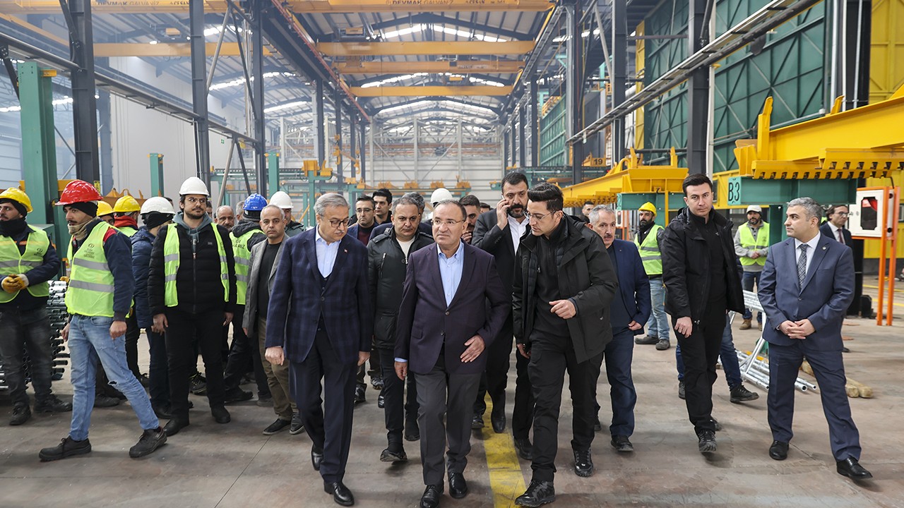Adalet Bakanı Bozdağ, çadır üretimine katkı sunan fabrikaları ziyaret etti