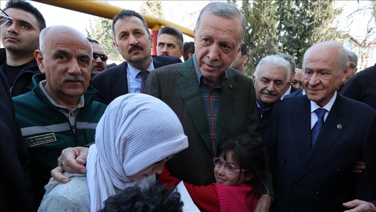 Cumhurbaşkanı Erdoğan, Osmaniye'deki çadır kentte incelemelerde bulundu