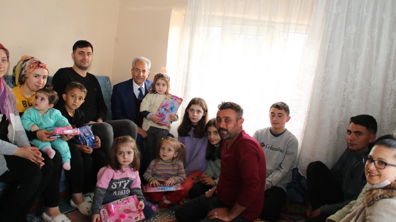Akşehir Belediye Başkanı Akkaya, depremzede aileleri ziyaret etti