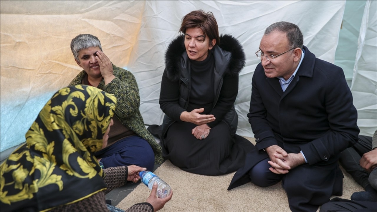 Adalet Bakanı Bozdağ, Diyarbakır'da çadır kentte kalan depremzedeleri ziyaret etti