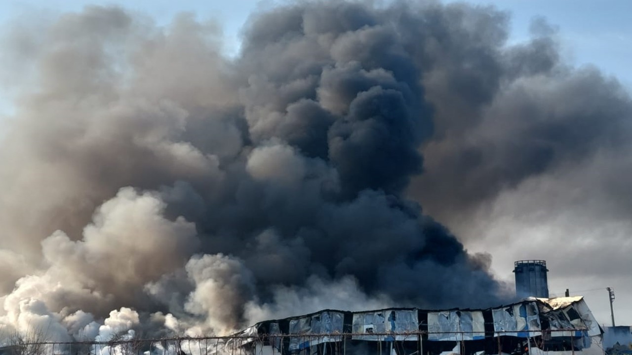 Fabrikada çıkan yangında 6 işçi dumandan etkilendi