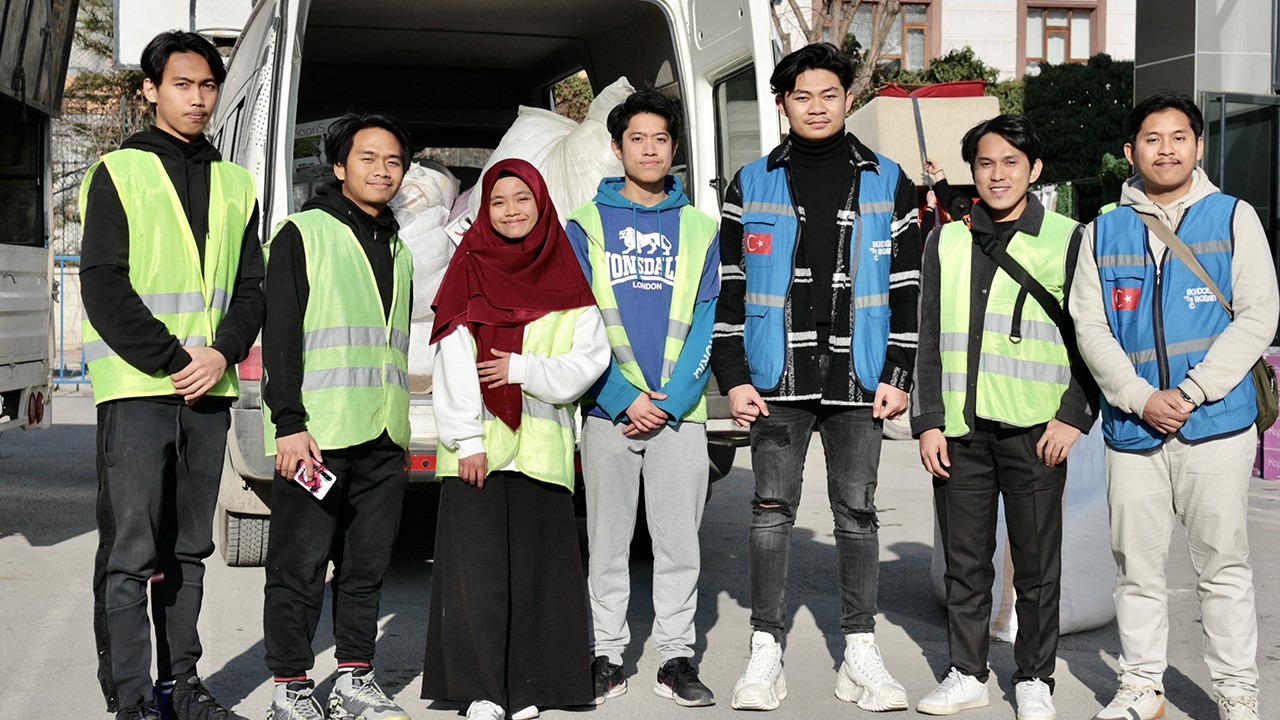 Endonezyalı 7 öğrenci Konya’da depremzedeler için seferber oluyor