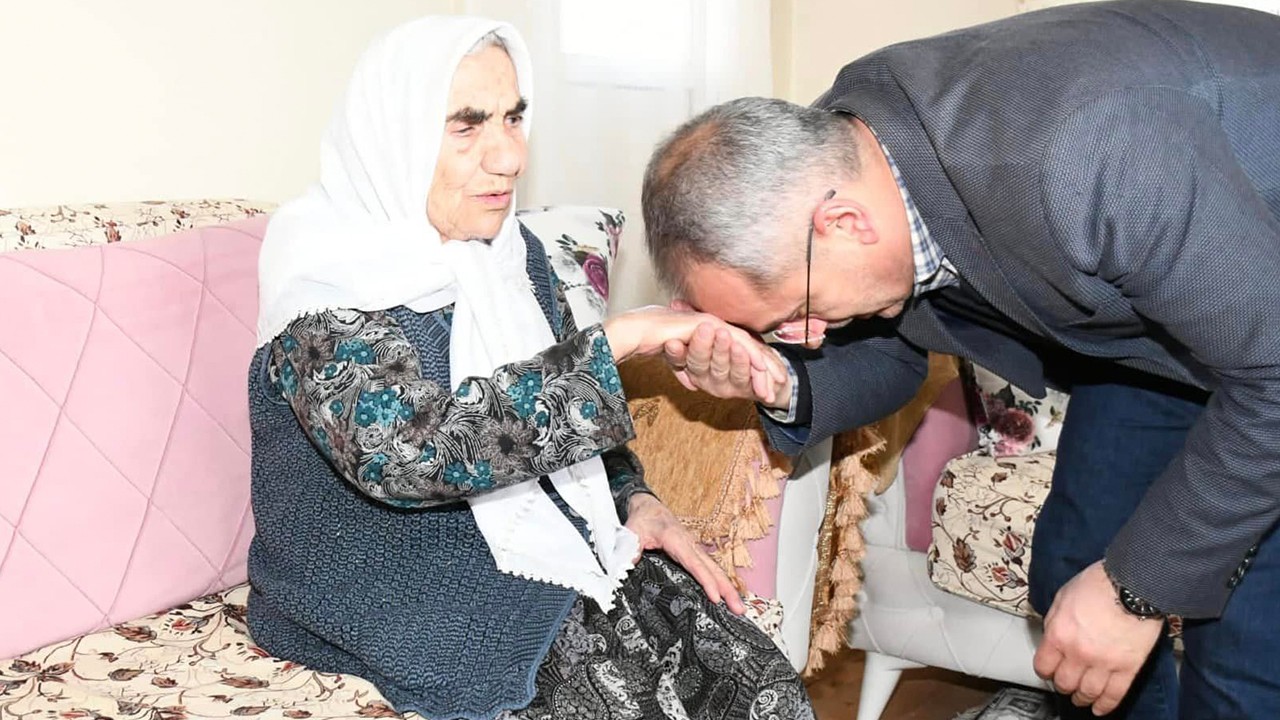 Görme engelli yaşlı kadın depremzedeler için yüzüğünü bağışladı