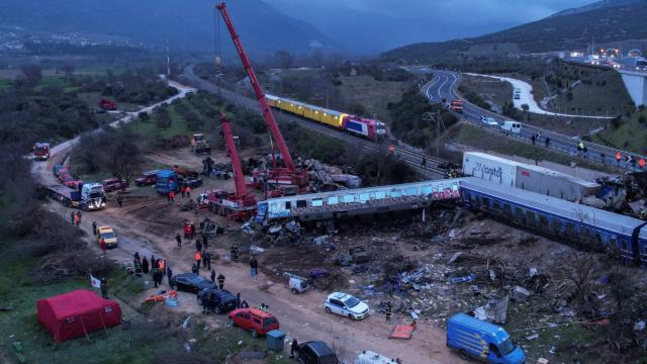 Yunanistan'daki tren kazasının ardından demir yolları çalışanları greve devam ediyor