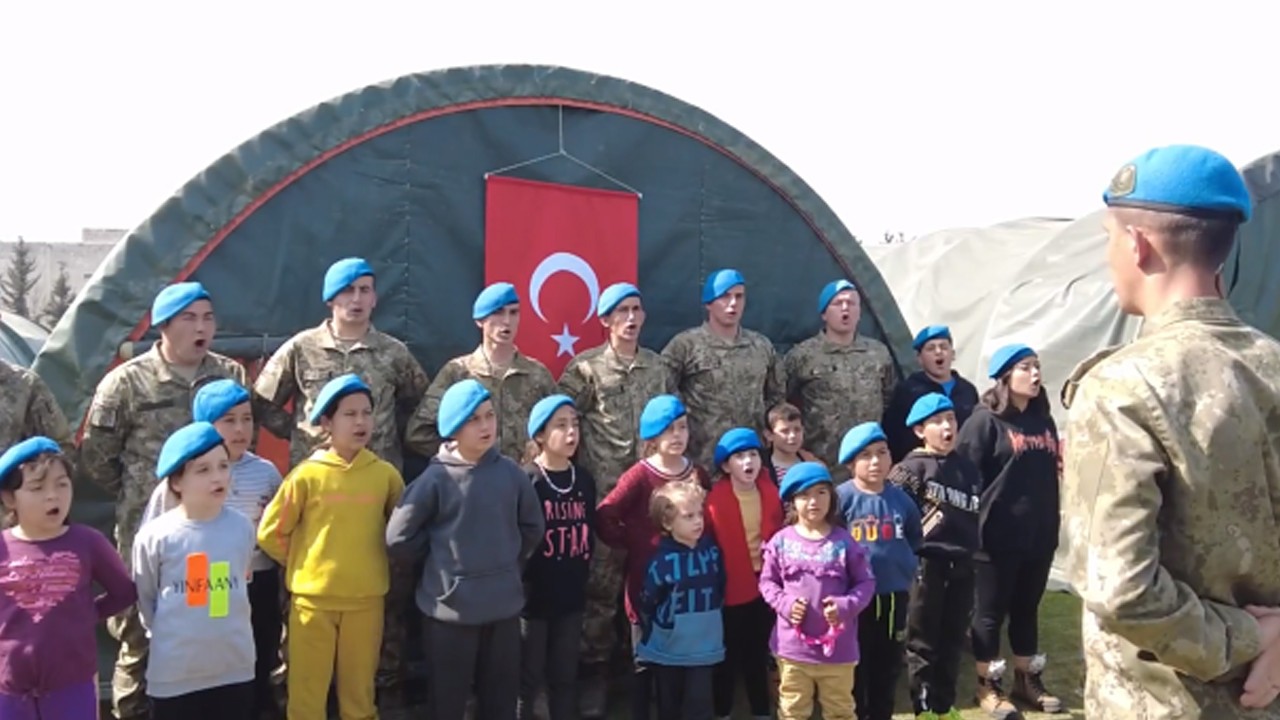 Mehmetçik deprem bölgesindeki çocuklarla 