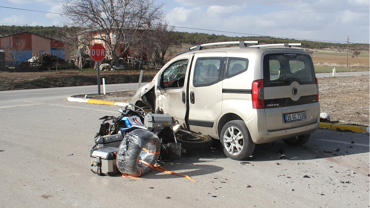 Konya’da hafif ticari araçla çarpışan motosikletin sürücüsü hayatını kaybetti