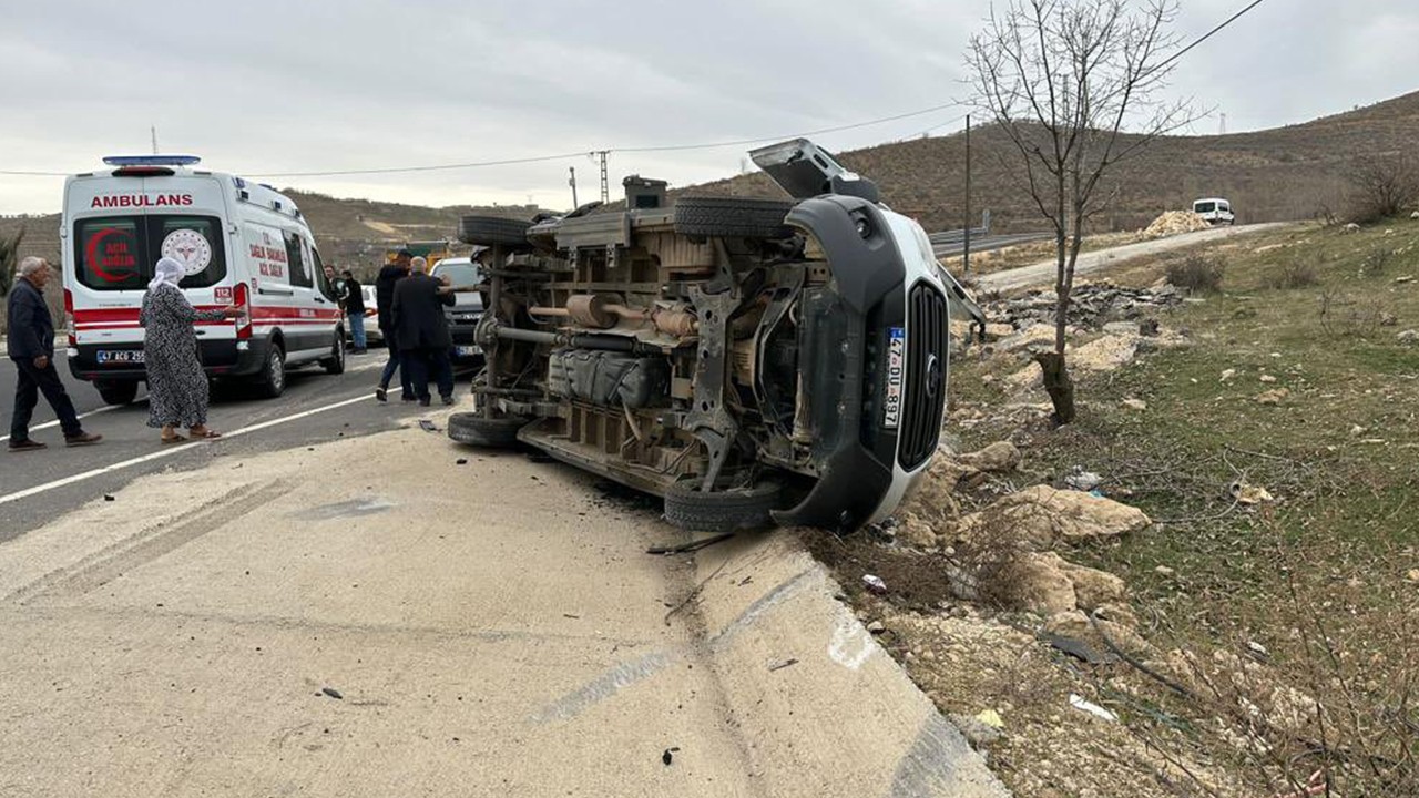 Minibüs ve otomobilin çarpıştığı kazada 3’ü çocuk 6 kişi yaralandı