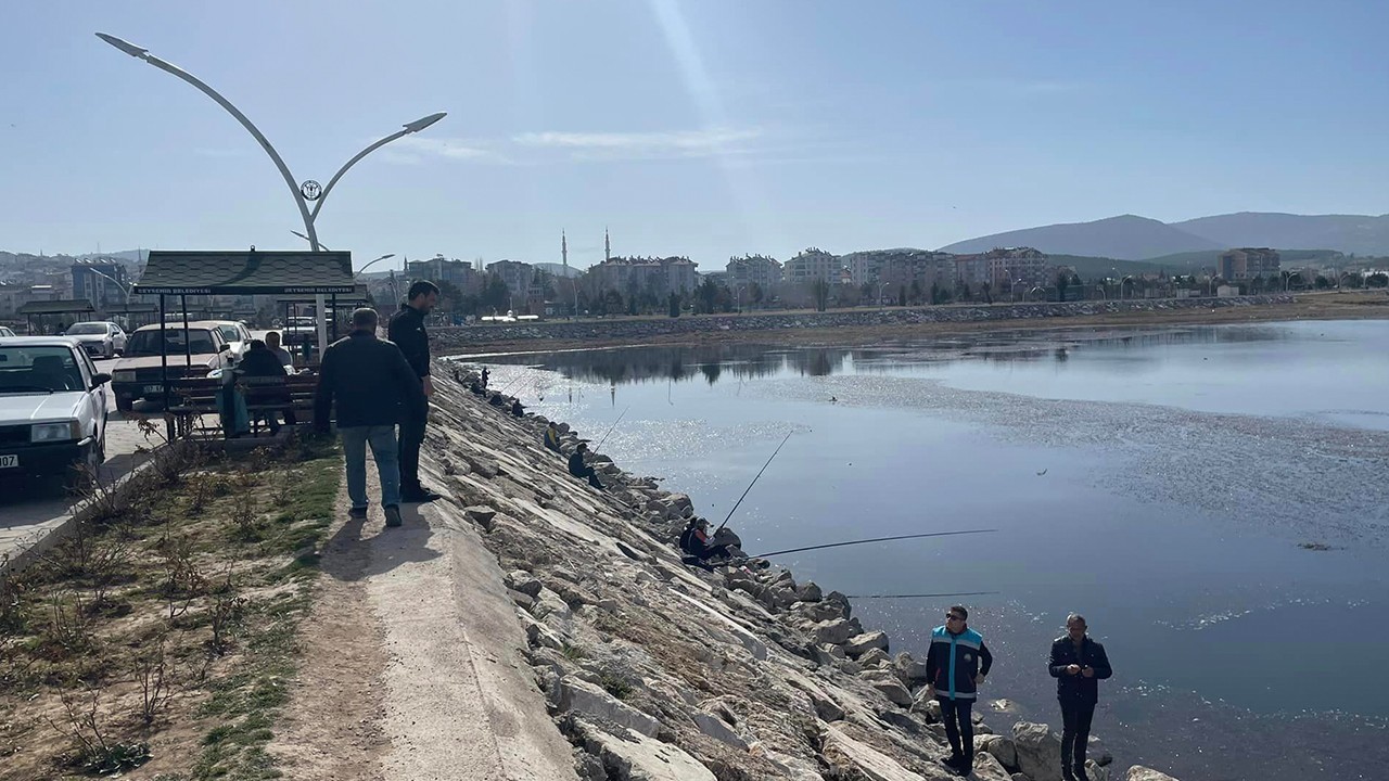 Beyşehir Gölünde yağ balığı avlayanlara ceza