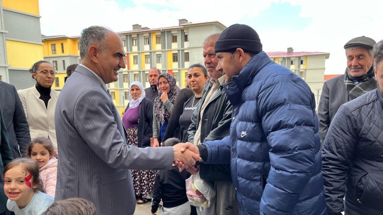 Vali Vahdettin Özkan, KYK Yurdunda kalan depremzede vatandaşları ziyaret etti 