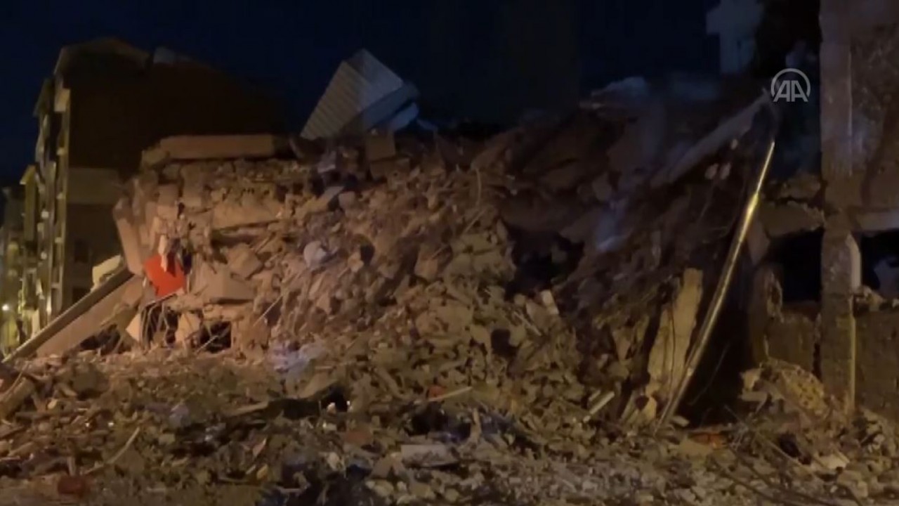 Malatya’da depremlerde bir kısmı yıkılan bina Adıyaman’daki 4,5 büyüklüğündeki depremde çöktü