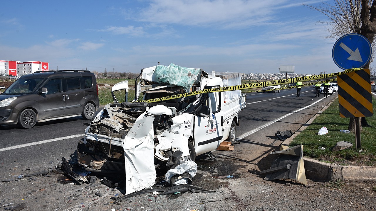 Kamyon ile kamyonet çarpıştı: 1 kişi öldü, 1 kişi yaralı