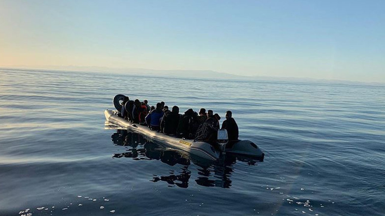 Göçmenlerin bulunduğu lastik bot su aldı