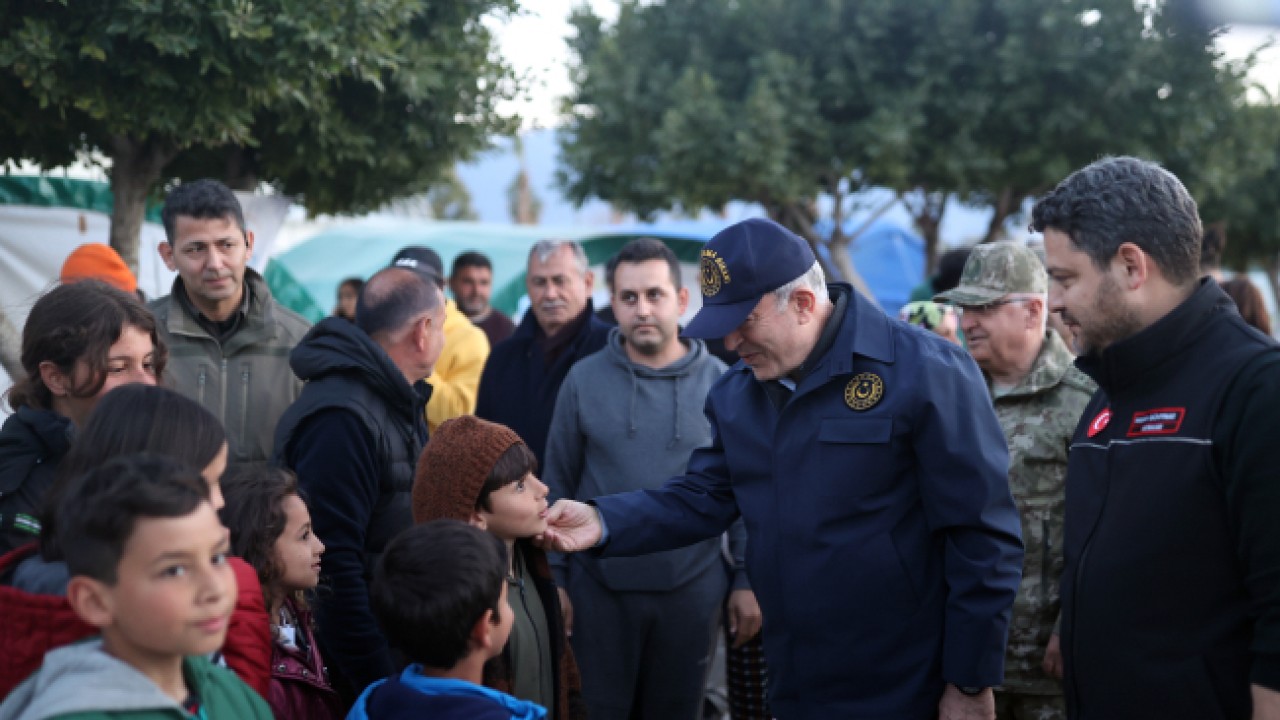 Bakan Akar, Arsuz'daki çadır kenti ziyaret etti