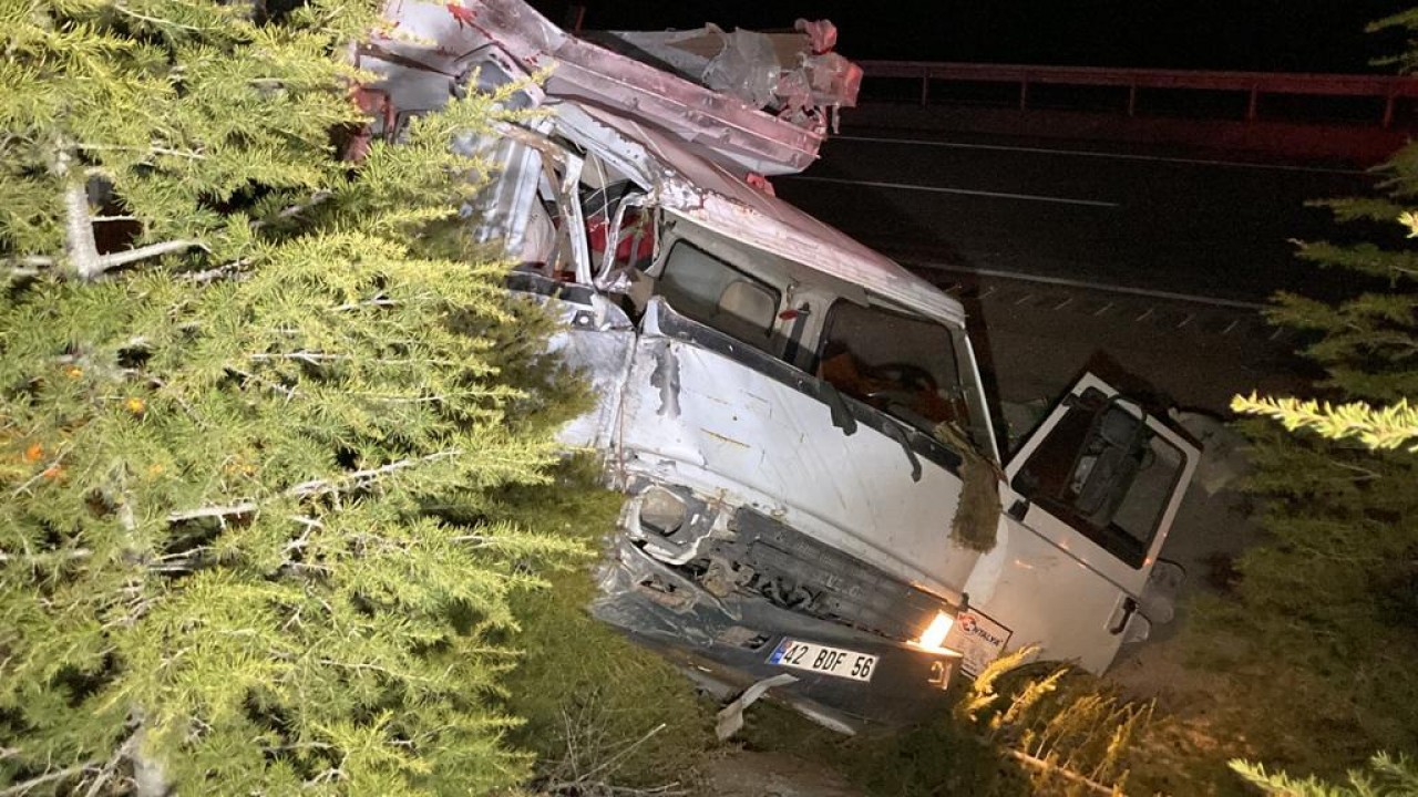 Konya'da malzeme yüklü kamyonet devrildi: 1 ölü 1 yaralı