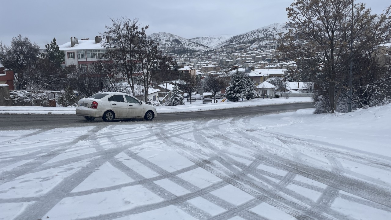 Kar nedeniyle 15 köy yolu ulaşıma kapandı