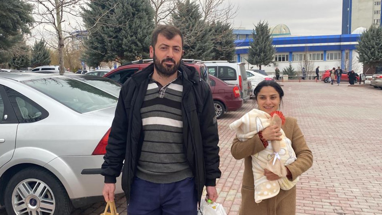 Depremzede Masal bebek anne ve babasına Konya'da kavuştu