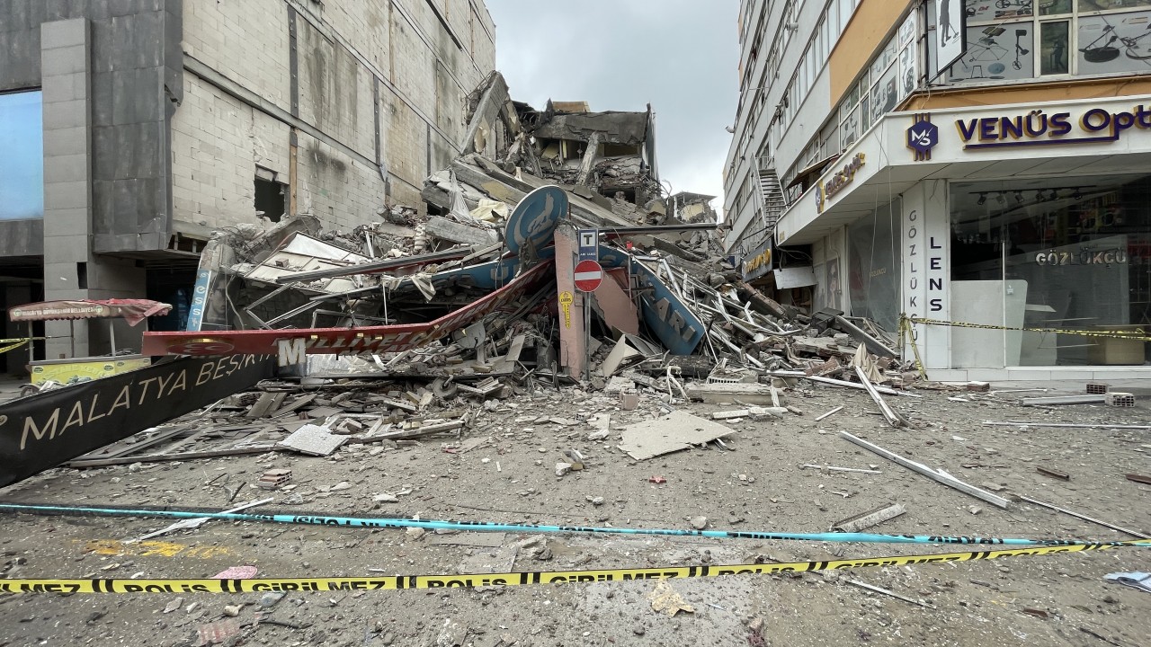 Depremde ağır hasar alan bina kendiliğinden çöktü