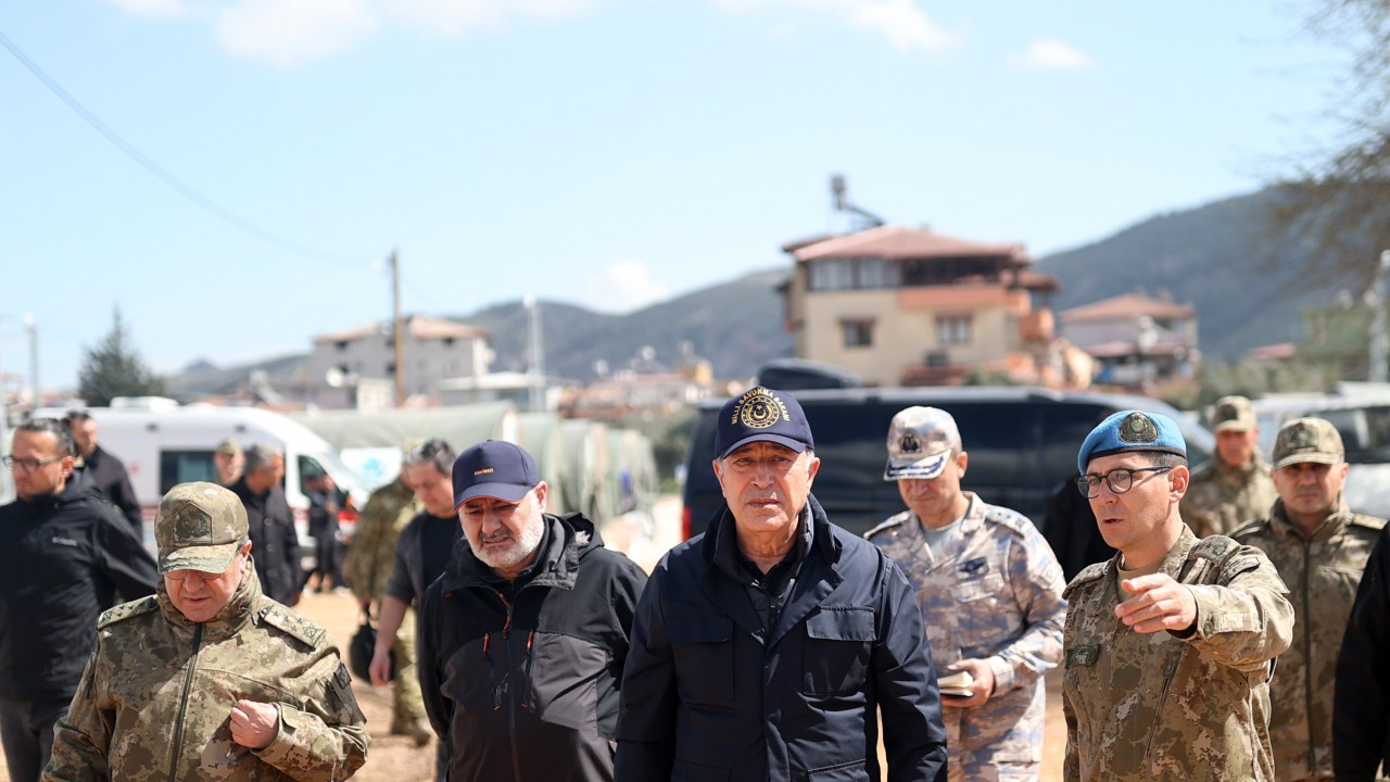 Milli Savunma Bakanı Akar'dan Antakya'daki çadır kentte inceleme