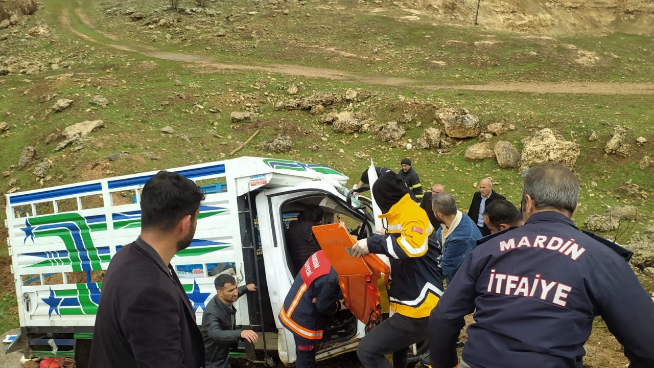 Pikap ile tır çarpıştı: 1 kişi öldü, 7 kişi yaralandı