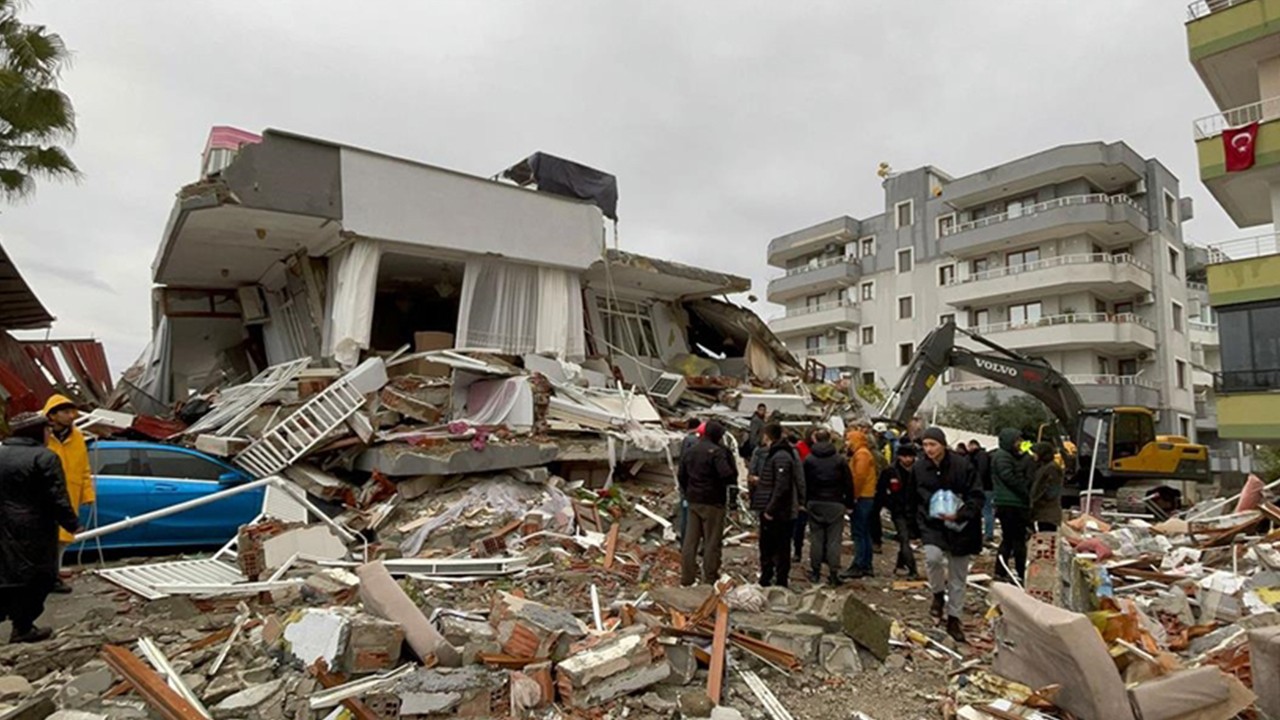 Adalet Bakanlığı, yıkılan binaların müteahhidi Günsay'ın KKTC'den iadesini istedi