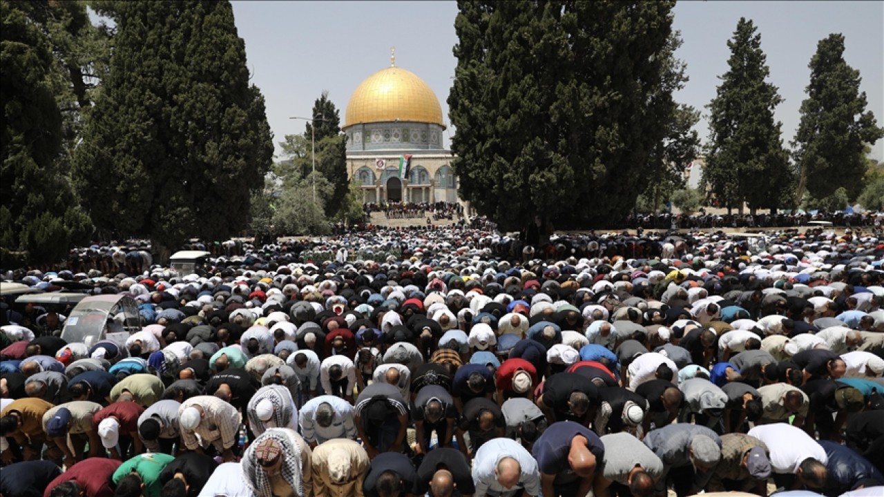 100 bin Müslüman ramazanın ilk cuma namazını Mescid-i Aksa’da kıldı