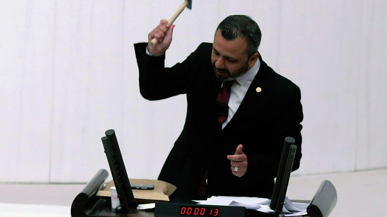 Mecliste çekiçle cep telefonunu kıran CHP'li Erbay'a dava