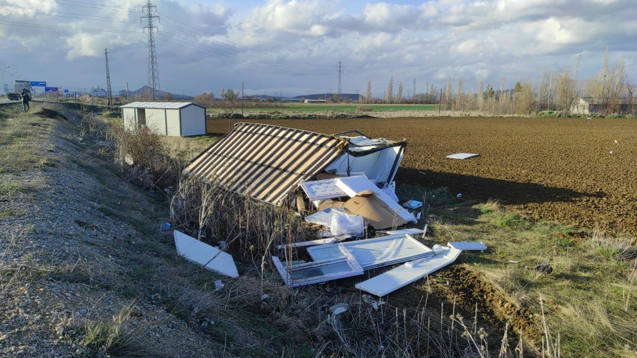 Deprem bölgesine gönderilen konteynerler, Konya'da şiddetli rüzgar nedeniyle devrildi