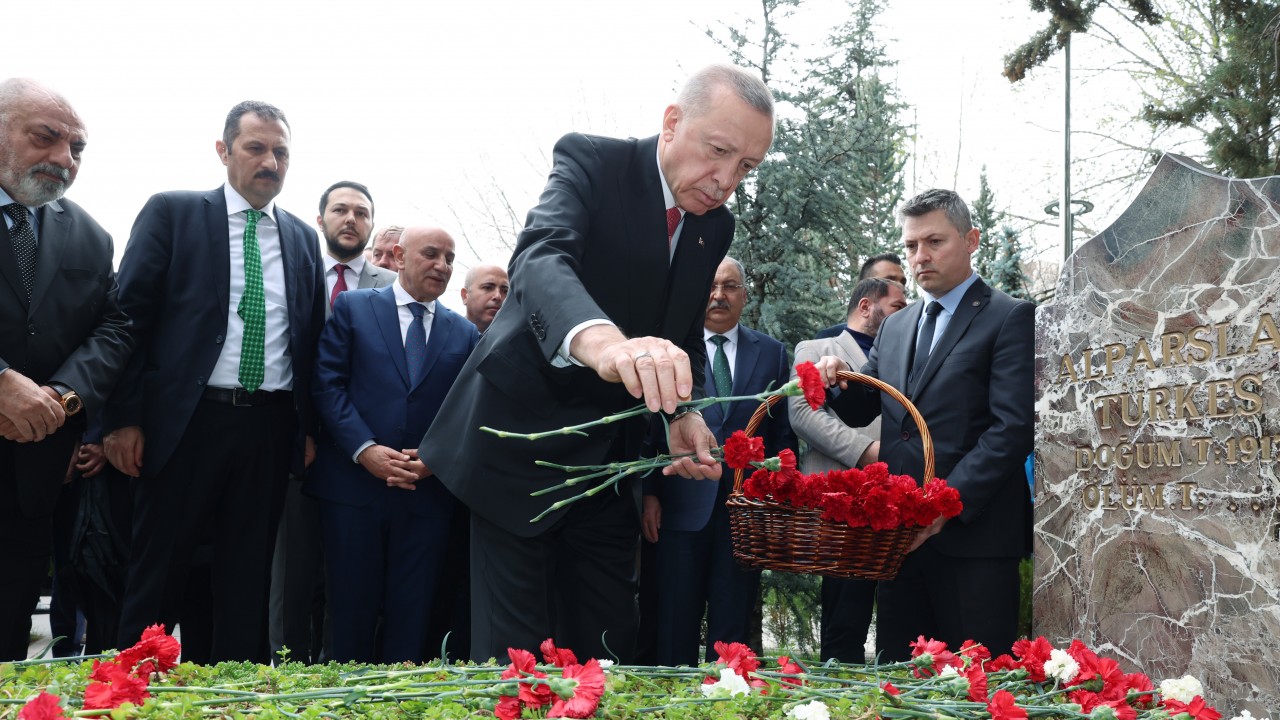 Cumhurbaşkanı Erdoğan, Alparslan Türkeş’in kabrini ziyaret etti
