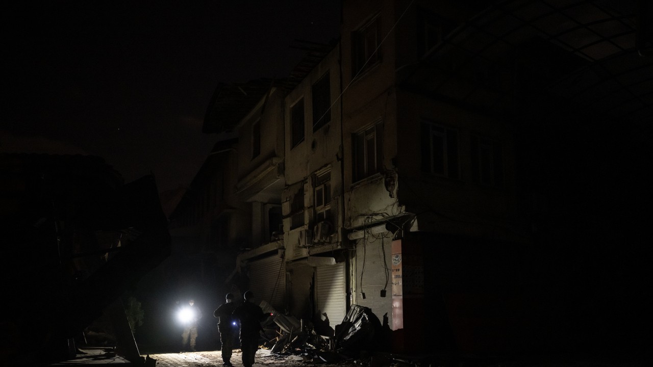 Depremden etkilenen Antakya’daki evlerde gece tek bir ışık yanmıyor