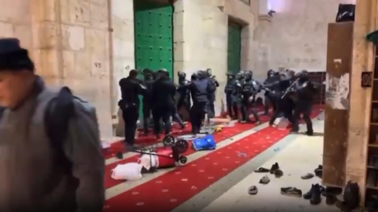 İsrail polisi, Mescid-i Aksa’ya yine baskın düzenledi
