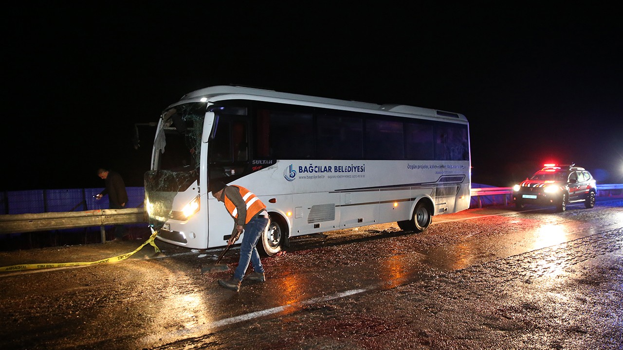 Yolcu otobüsü kontrolden çıkarak devrildi:3 ölü, 19 yaralı