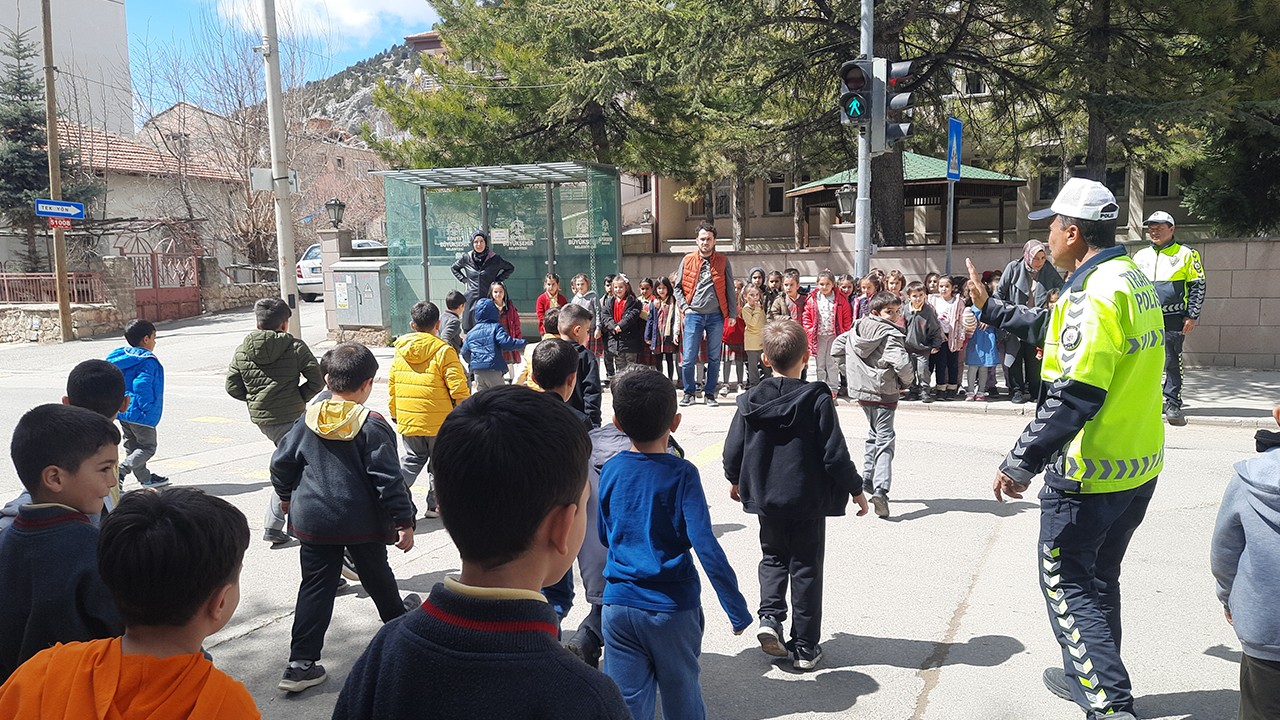 Bozkır'da ilkokul öğrencilerine uygulamalı trafik eğitimi 