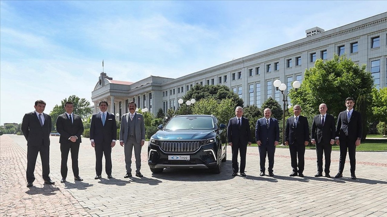 Sanayi ve Teknoloji Bakanı Varank, Özbekistan Cumhurbaşkanı Mirziyoyev’e Togg’u teslim etti