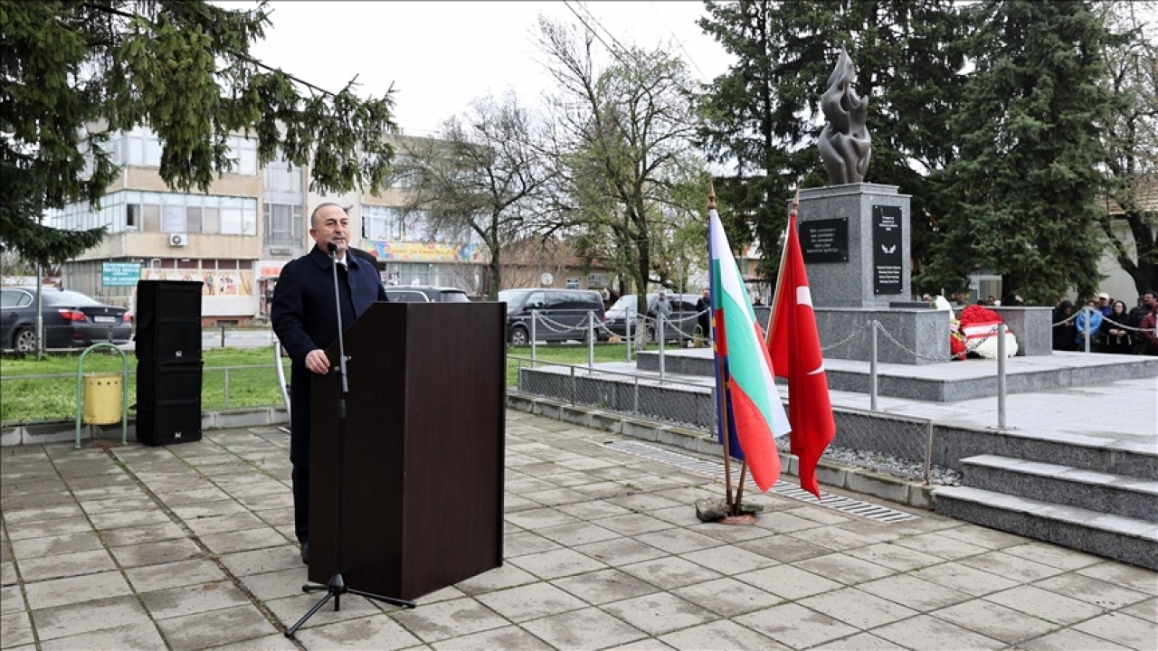 Dışişleri Bakanı Çavuşoğlu, Bulgaristan'da Bohçalar kasabasındaki şehitler anıtını ziyaret etti