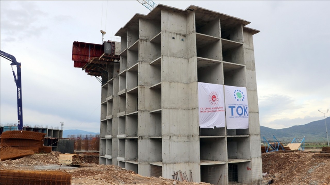 TOKİ’nin İslahiye’deki deprem konutları projesinde bir bloğun kaba inşaatı tamamlandı