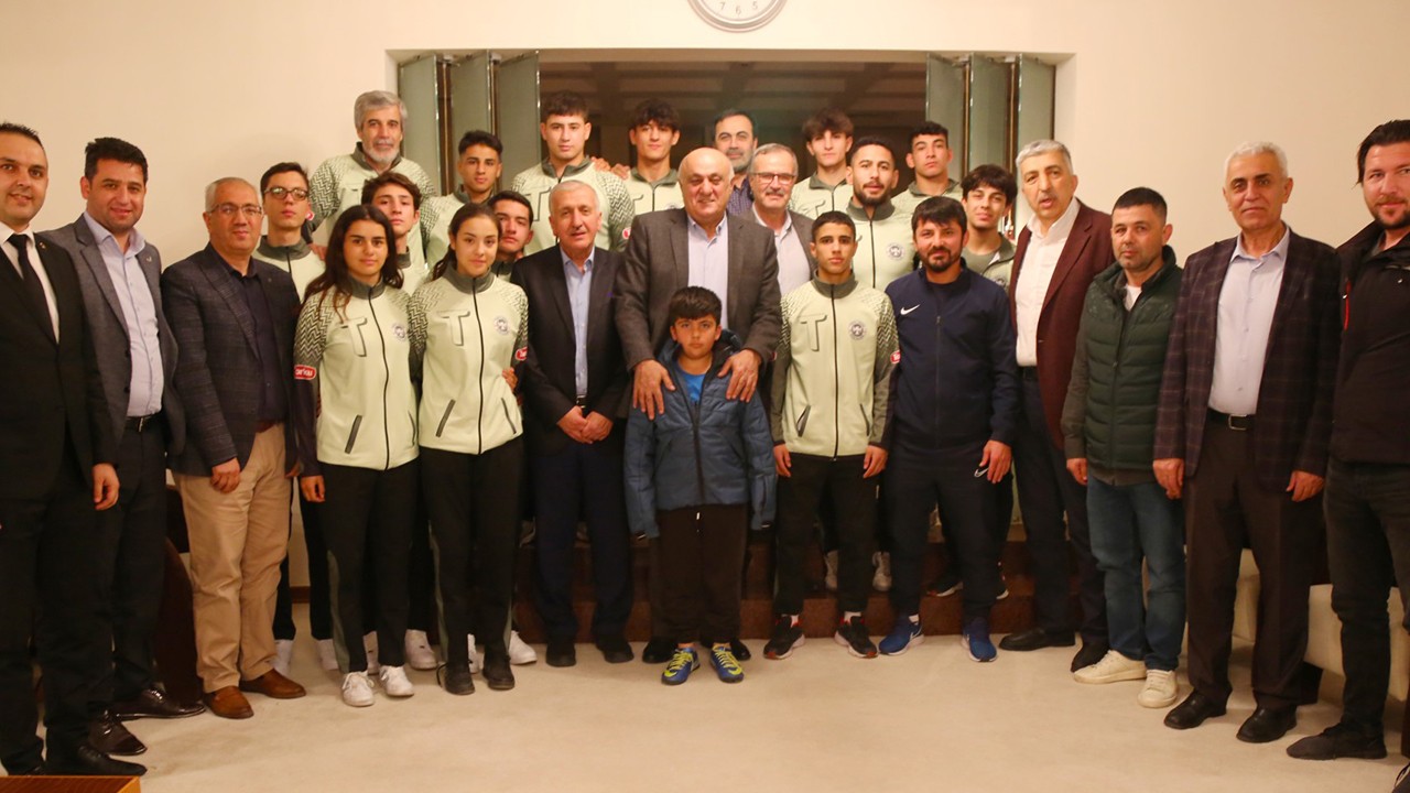 Konya'nın oda başkanları genç sporcularla bir araya geldi