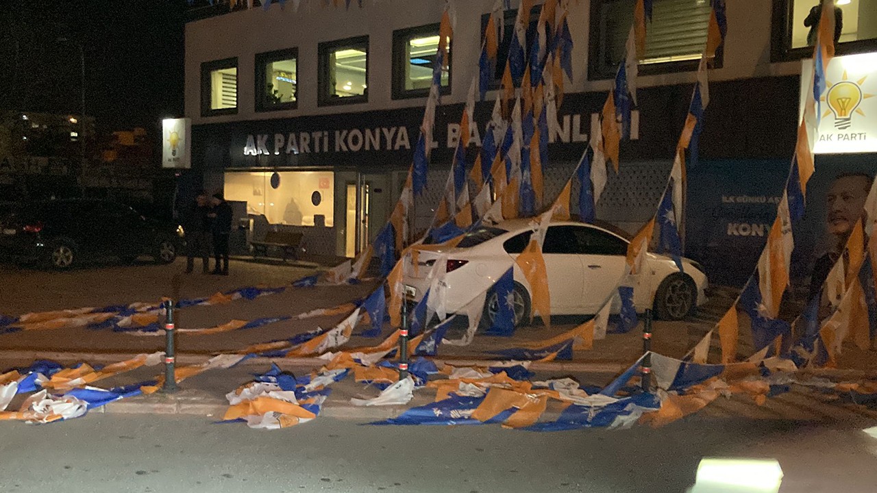 Konya’da provokasyon! AK Parti bayraklarını kestiler