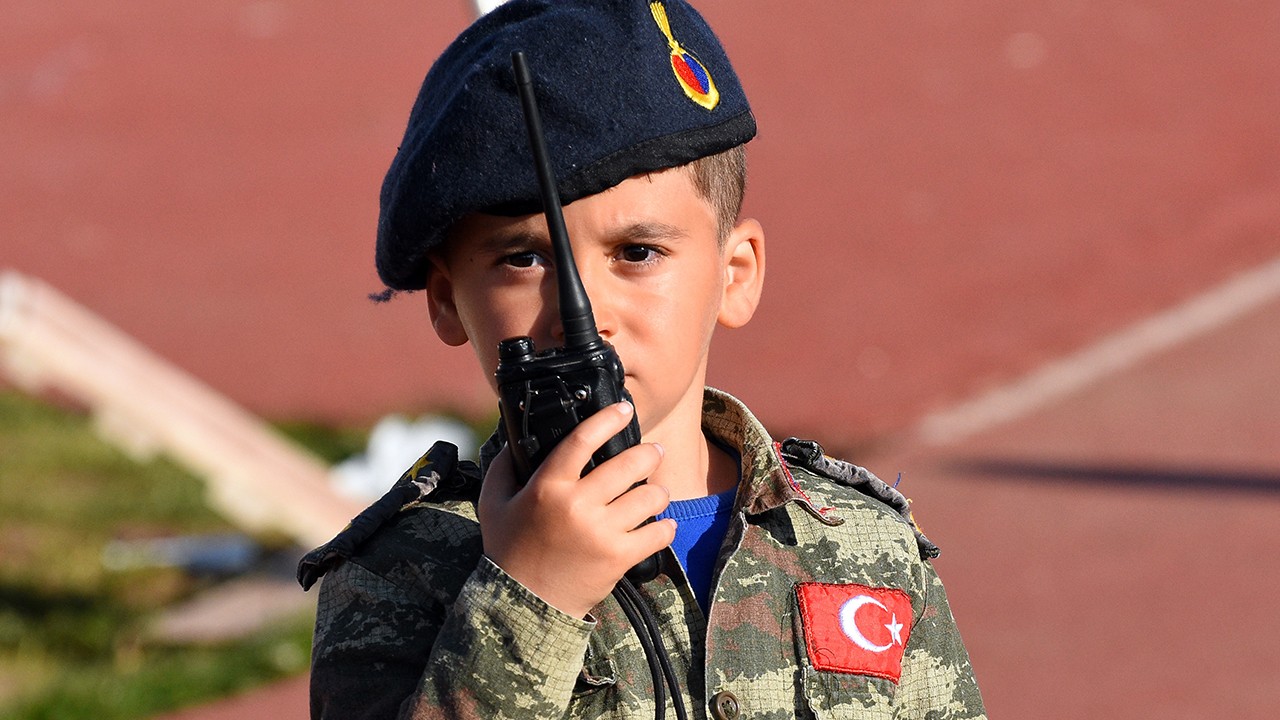 Çadır kentte kalan 7 yaşındaki Yusuf, askerlerin yanından ayrılmıyor
