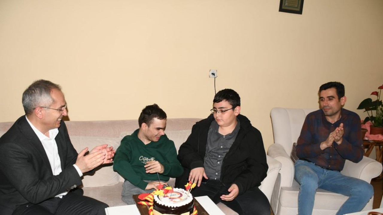 Seydişehir Kaymakamı Pişkin’den görme engelli gence doğum günü sürprizi