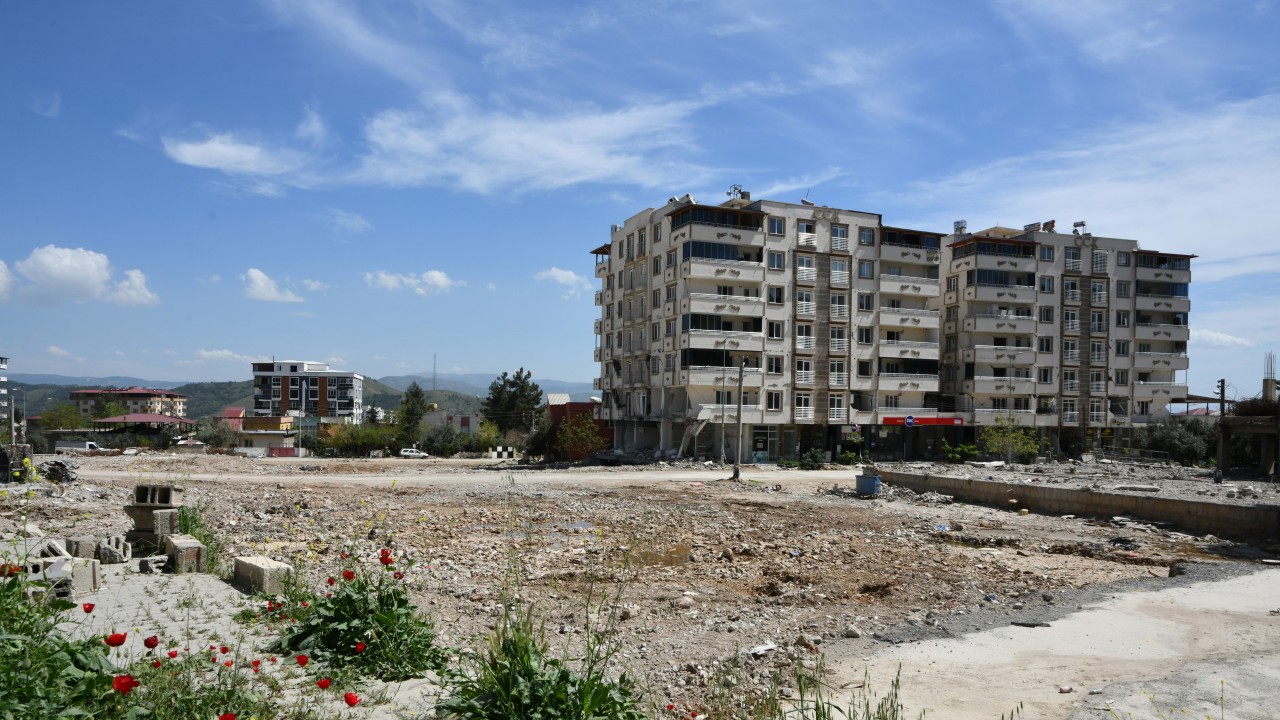 Nurdağı’nda acil yıkım kararı verilen binalardaki çalışmalar tamamlandı