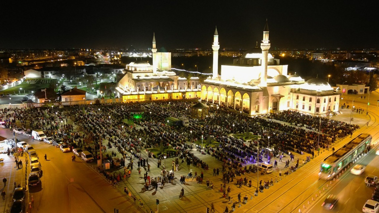 Konya’da Kadir Gecesi dualarla idrak edildi