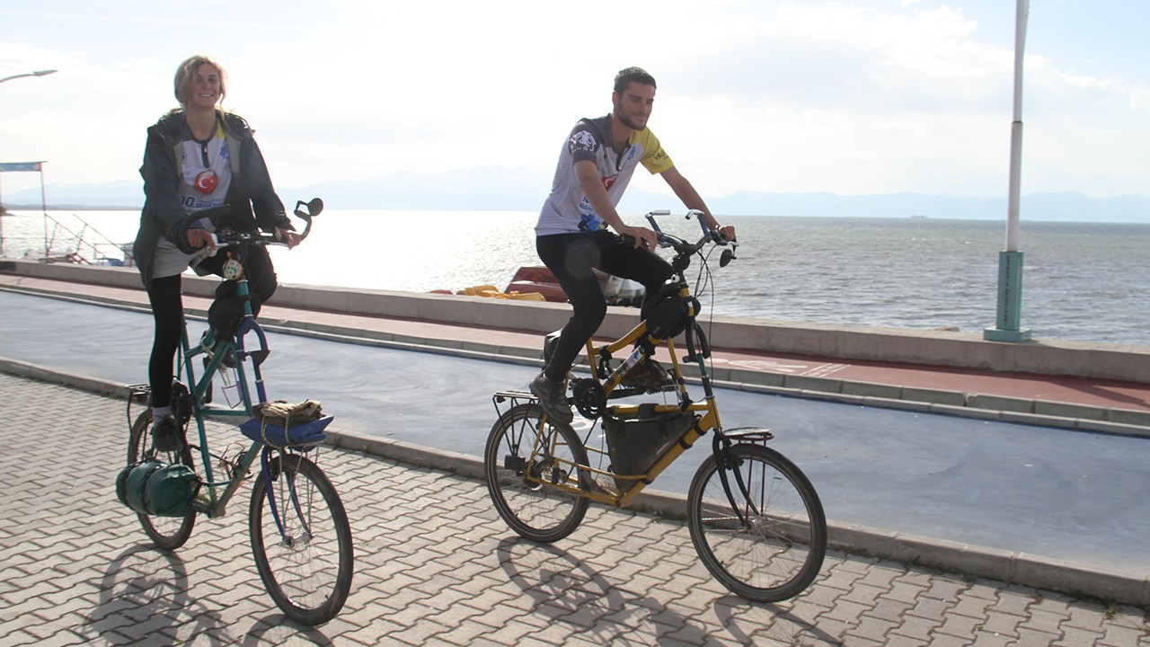 Bisikletleriyle dünya turuna çıkan iki turist, Konya’da mola verdi