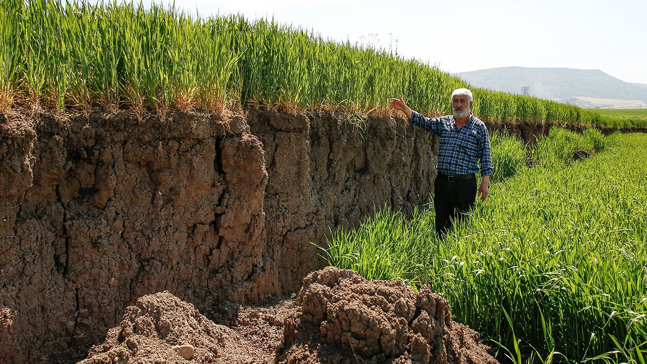Deprem nedeniyle arazilerde 2 metreyi bulan çökmeler çiftçileri zorluyor
